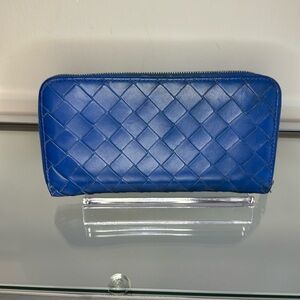 BOTTEGA VENETA STUNNING BLUE ZIP WALLET WITH YELLOW INTERIOR